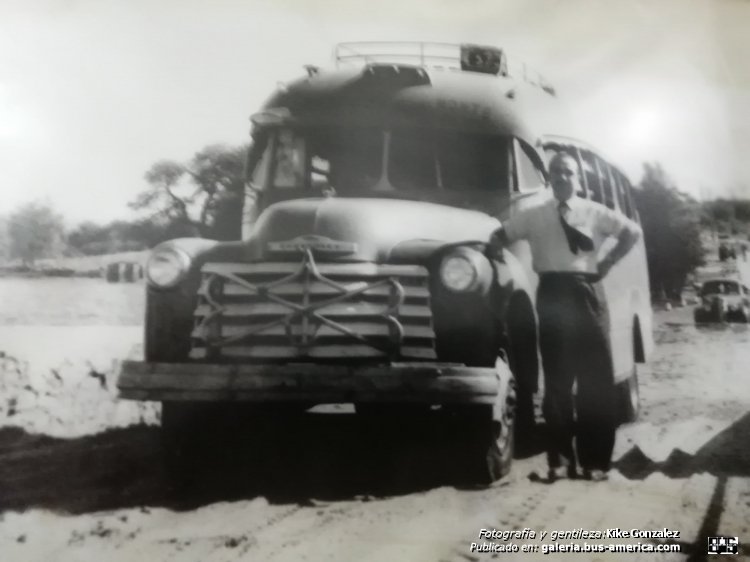 Chevrolet Load Master 5400 - SICA - La Capillense
La Capillense (Prov. Córdoba)

Fotografía y gentileza: Kike González
En la fotografía: su abuelo, Sr. González
