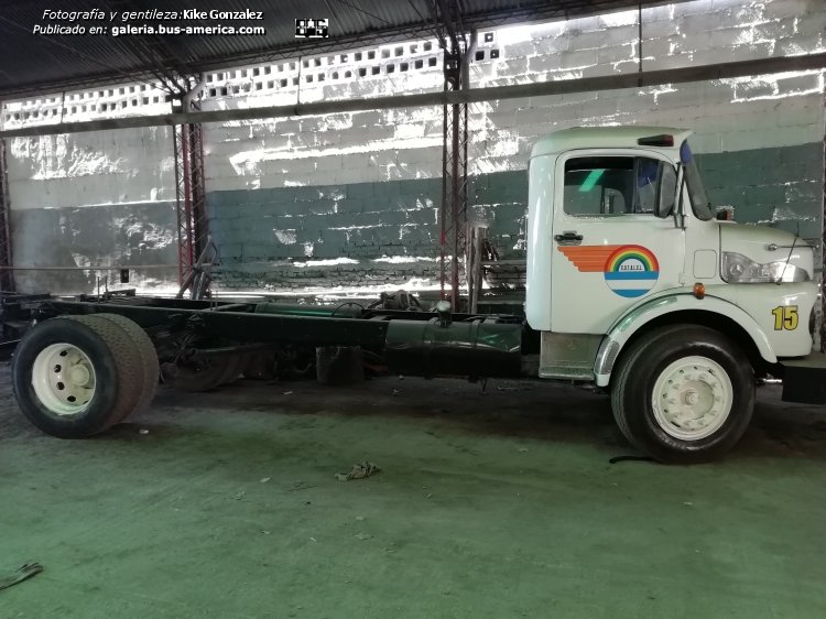 Mercedes-Benz LO 1114 - Coop. La Calera
X.039569
[url=https://bus-america.com/galeria/displayimage.php?pid=47553]https://bus-america.com/galeria/displayimage.php?pid=47553[/url]
[url=https://bus-america.com/galeria/displayimage.php?pid=59941]https://bus-america.com/galeria/displayimage.php?pid=59941[/url]

Coop. La Calera (Prov. Córdoba), interno 15

Antiguamente esta unidad portaba la carrocería Andreolli y D'Alessandro, por ello la ubiqué acá

Fotografía y gentileza: Kike González
