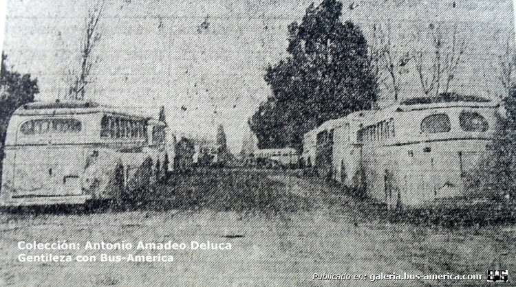 Aerocoach Mastercraft P-372 (en Argentina) 
Imagen en los aledáneos de la terminal de General Roca
(Datos de derecha a izquierda)

Fotografía: Publicación y autor desconocidos
Colección y gentileza: Antonio A Deluca
