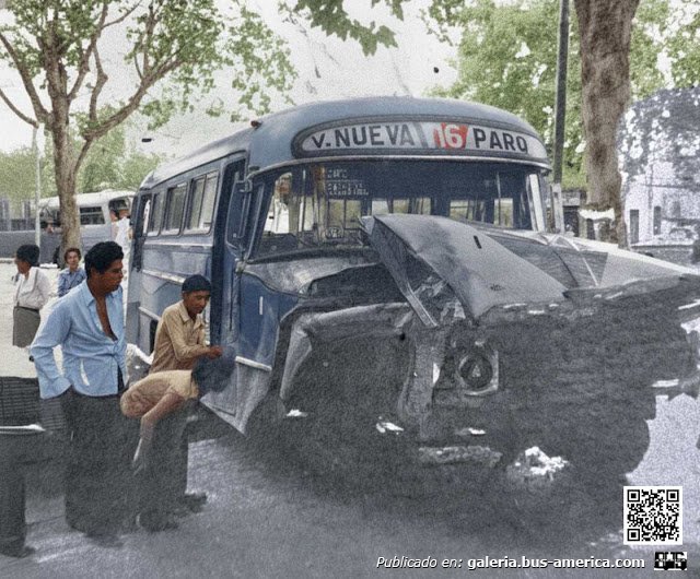 Ford B600 - El Detalle - Gral.Roca
C.750033 [primer plano]

Línea 16 (Mendoza) , interno 1 [1969 - 1979]


M.014008 [atrás]

Turismo Ghisolfi (Mendoza)


Fotografo: indeterminado de momento
Fotografía de diario: indeterminado de momento
Extraído de: [url=https://mendozantigua.blogspot.com/2025/11/impacto-en-mitre-y-godoy-cruz-tres.html]Mendoza antigua[/url]

"El 17 de diciembre de 1977, un accidente vial entre dos micros en la intersección de Mitre y Godoy Cruz, en la ciudad de Mendoza, dejó como saldo tres personas heridas y puso en evidencia la falta de señalización en una esquina de alto tránsito. El siniestro involucró un colectivo de la línea 16 (chapa C-750033), que transportaba pasajeros, y un vehículo de Turismo Ghisolfi (chapa M-14008), que circulaba sin ocupantes. El chofer del colectivo, Fernando Arias, sufrió traumatismos de pelvis y tórax, siendo internado en la Clínica de Huesos, mientras que la pasajera Vicenta Gutiérrez de García fue trasladada al Hospital Español con una luxación de hombro. El conductor del micro turístico, Manuel Pallezes, presentó traumatismo de cadera leve y fue dado de alta tras recibir atención médica. La Seccional 1ª intervino en el hecho y se encuentra investigando las responsabilidades del choque. La esquina donde ocurrió el accidente carecía de semáforos, lo que facilitaba el cruce imprudente de vehículos, especialmente colectivos, en ambas arterias"
Palabras clave: furlabus