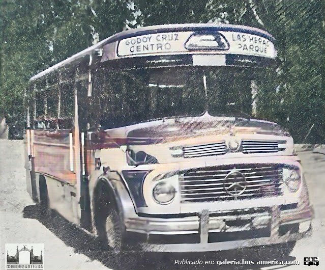 Mercedes-Benz LO 1114 - Colonnese - Pte.Alvear
Línea 3 (Mendoza), interno 19 [1979 - 1990]

Fotógrafo: indeterminado de momento
Extraído de: [url=https://mendozantigua.blogspot.com/2024/10/habilitan-omnibus-de-gas-natural.html]Mendoza Antigua[/url]

"Habilitan Ómnibus de Gas Natural Comprimido. (Octubre de 1989) Ciudad de Mendoza 

En la playa ubicada frente a dependencias de Gas del Estado, se habilitó la primera unidad de transporte urbano usada, con motor Mercedes Benz 1114, transformada de gasoil a gas natural comprimido por parte de una empresa mendocina. Se encontraban presentes los ingenieros Jorge Van Mergort y Elizabeth Patiño, de Gas del Estado; Carlos Higgs y Héctor Foreste, pertenecientes a la empresa que realizó la conversión"

Se puede conocer sobre la: [url=https://www.bus-america.com/ARcarrocerias/Colonnese/Colonnese-historia.htm]Historia de la Carrocería Colonnese - en Revista Bus América[/url]
Palabras clave: Furlabus