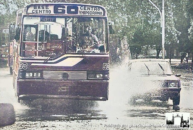 Mercedes-Benz OH 1315 - Splendid - El Plumerillo
Líneas 60 (Mendoza), interno 53 [1991-2005]

Fotógrafo: indeterminado de momento
Fotografía: de publicación desconocida
Extraído de: [url=https://mendozantigua.blogspot.com/2025/03/enero-2005-bano-inesperado-linea-60.html]Mendoza Antigua[/url]
Palabras clave: furlabus