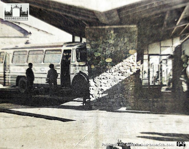 Mercedes-Benz LO 1114 - Unicar - Coop.TAC
Línea 15 (Mendoza), interno 25

Fotógrafo: desconocido
Extraído de: [url=https://mendozantigua.blogspot.com]Mendoza Antigua[/url]

"La Estación Terminal de Ómnibus de la Ciudad de Luján de Cuyo. (1975) Provincia de Mendoza"
Palabras clave: Furlabus