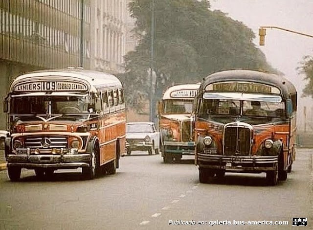 Mercedes-Benz LO 1114 - Ala - Nueve de Julio
Línea 109 (Buenos Aires), interno 44 [izquierda]

Línea 155 (Buenos Aires) [derecha]

Línea 100 (Buenos Aires) [atrás]



Fotógrafo: indeterminado de momento
Foto extraída de [url=https://mendozantigua.blogspot.com/2025/09/avenida-cordoba-y-el-desfile-cromatico.html]Mendoza Antigua[/url] , posiblemente sacada de otro archivo.
Palabras clave: furlabus