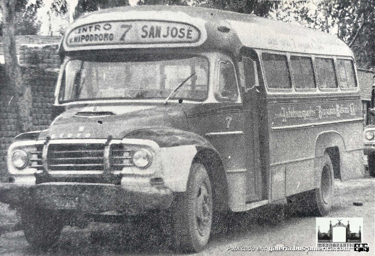 Bedford JL6Z1 - Suipacha - Attes.Benjamín Matienzo
Línea 7 (Mendoza), interno 7 [1965-1979]

Fotógrafo: indeterminado de momento
Fotografía: de publicación desconocida
Extraído de: [url=https://mendozantigua.blogspot.com/2025/03/colectivo-de-la-linea-7-centro-villa.html]Mendoza Antigua[/url]
Palabras clave: furlabus