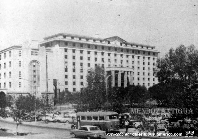 Mercedes-Benz L 312 - La Carrocera del Sud - América Mendoza
Centro civico de Mendoza ,años 70s

Foto Mendoza Antigua.com.
Palabras clave: f u r l a b u s