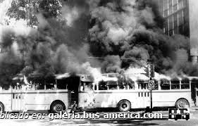 Mendozazo ,4 de abril 1972.
Varios troles Nissan -Toshiba fueron incendiadosese nefasto día de la historia mendocina.Aqui,los queperecieron en la esquina de San Martin y Colon.Foto original Diario Los Andes,extraida de Wikipedia.
Palabras clave: f u r l a b u s
