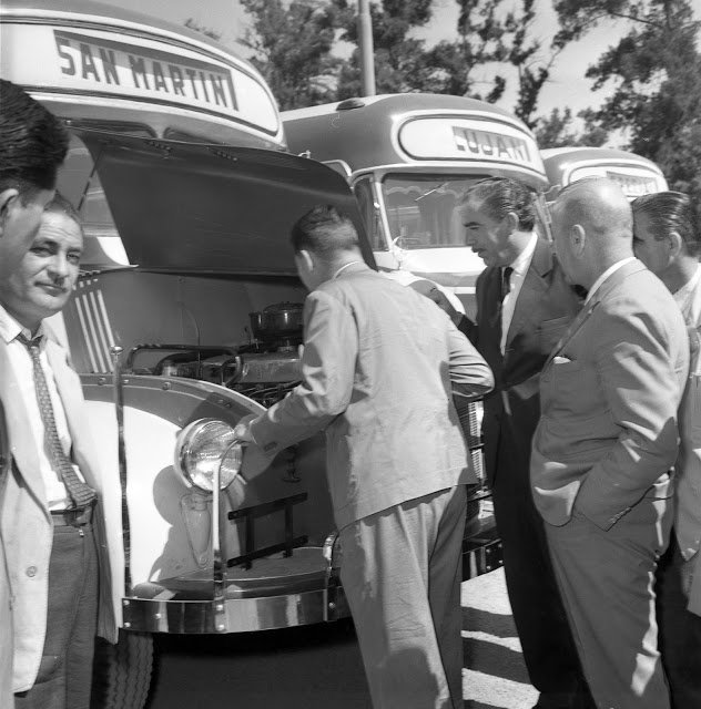 Nuevecitos.
El entonces gobernador de la provincia mirando los 0km incorporados por la reciente coop.TAC,1960.Foto Mendoza Antigua.com
Palabras clave: f u r l a b u s