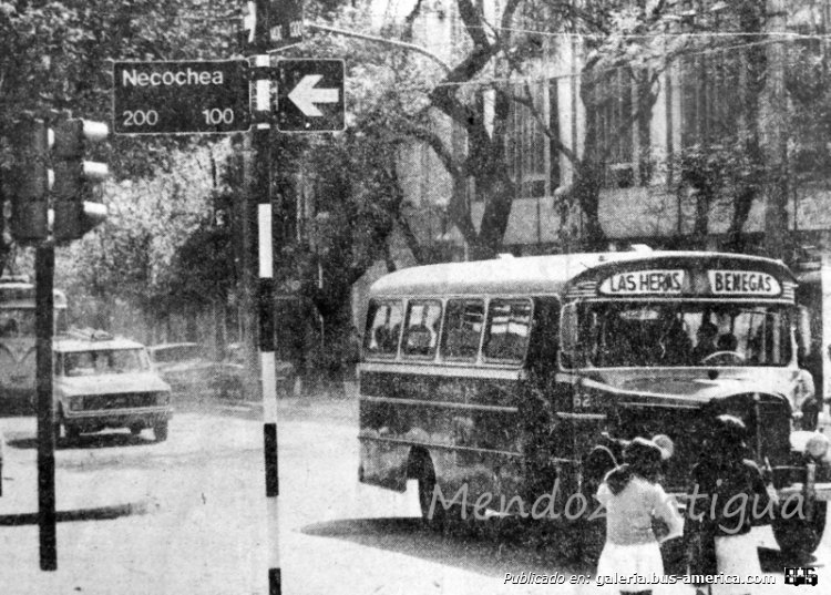 Necochea y 9 de Julio
Esquina del centro mendocino transitada por este Colonnese, de los primeros fabricados luego de la separación de La Porteña.
Palabras clave: f u r l a b u s