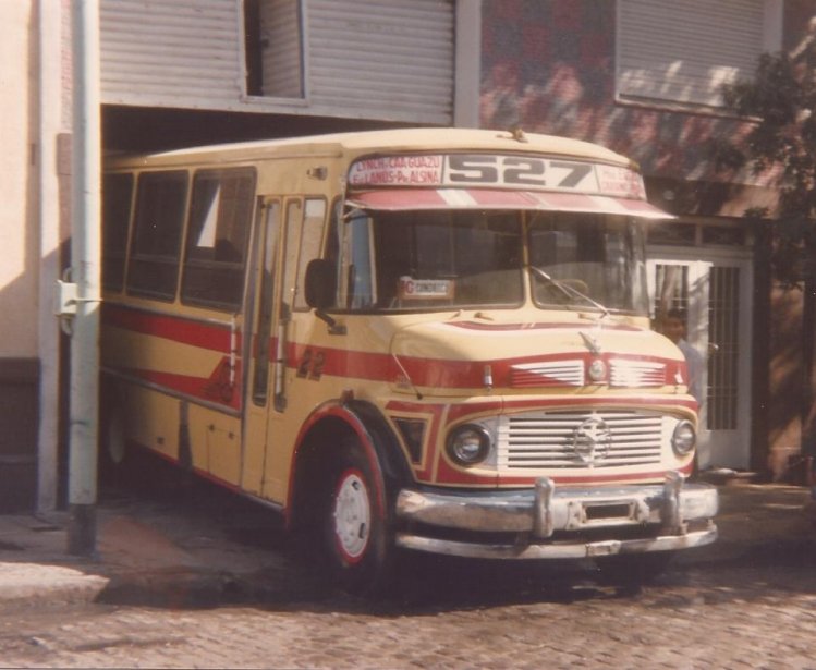 Mercedes-Benz LO 1114 - El Detalle - E.T.Lanús
Línea 527 (Pdo. Lanús) - Interno 22

Época en la que esta línea perteneció a El Trébol, línea 179
