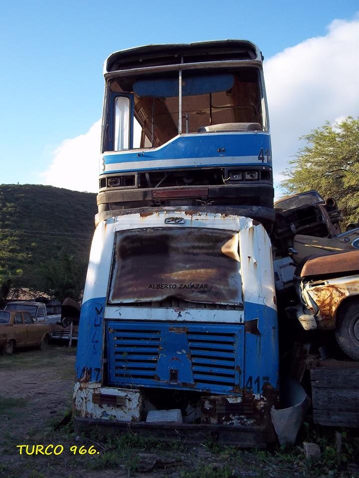 CORREDOR 4. 
2 COCHES UNO ARRIBA DEL OTRO EL DE ABAJO EL VIEJO 417 UN HERMOSISMO PEVERI FUE, ENTRO CON CORTE DE LA LINEA 24 DE BS AS LA VIEJA, SU DOMINIO ERA SRZ-231 Y EL OTRO UN LA FAVORITA EX LINEA 26 DE BS AS LA VIEJA 26 SU DOMINIO SRZ-232.
Palabras clave: CORREDOR 4. UNION UTE CONEVIAL, CONEVIAL CONIPA.