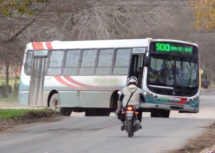 Mercedes-Benz OF 1417 - Metalpar Tronador - Rastreador Fournier
Interno 73 - Línea 500

Imagen: Leo Javier (leobahia24)
