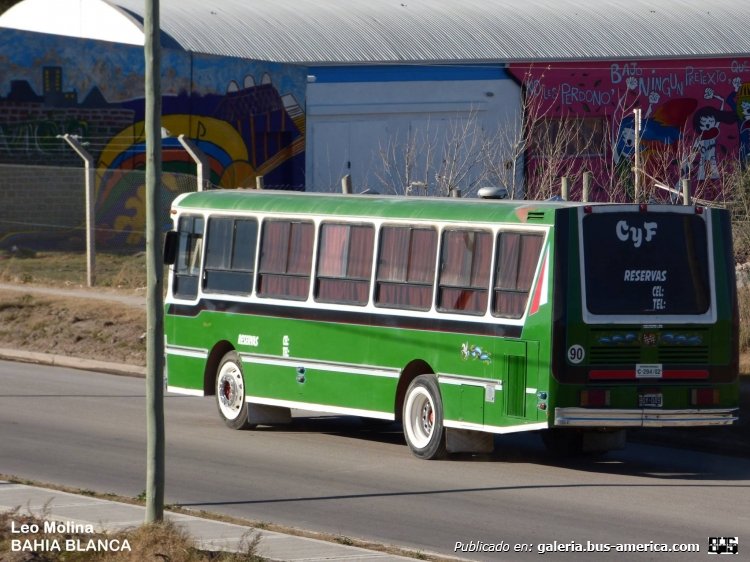 Mercedes-Benz OHL 1320 - La Favorita - Particular
Imagen: Leo Molina (leobahia24)

http://galeria.bus-america.com/displayimage.php?pid=36642
