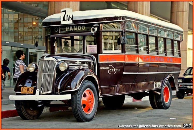 Chevrolet (G.M.C.) - Pablo Simoni
Con carrocería Uruguaya realizada por el Sr. Pablo Simoni en el año 1935 y montada sobre chassis Chevrolet. El coche fué recuperado y hoy en día es la unidad insignia de la empresa Copsa, de la ciudad de Pando, Canelones - Uruguay. Más sobre la historia de éste carrocero en : www.busarg.com.ar/ene07_simoni.htm
Palabras clave: uruguay