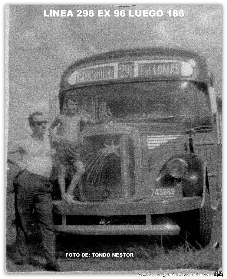 Mercedes-Benz L 312 - Línea 96
745889
[url=https://bus-america.com/galeria/displayimage.php?pid=52023]https://bus-america.com/galeria/displayimage.php?pid=52023[/url]

Línea 296 (Buenos Aires), interno 54

LINEA 186 CON EL NUMERO 296 EN SU CARTELERA, FUE EL DE MENOR DURACION EN LA HISTORIA DE LA LINEA, SE LE ASIGNO EN ENERO DE 1969 PERO DURO 14 O 15 MESES MAS O MENOS YA QUE SE DECIDIO NACIONALIZARLA POR ENTRAR EN LA CIUDAD DE BUENOS AIRES Y LE OTORGARON EL NUMERO DE LINEA 186, EN EL PARABRISAS DE LA UNIDAD SE OBSERVA EX 96 O SEA QUE AL TOMAR ESTA FOTO HACIA MUY POCO QUE LE PUSIERAN 296....
