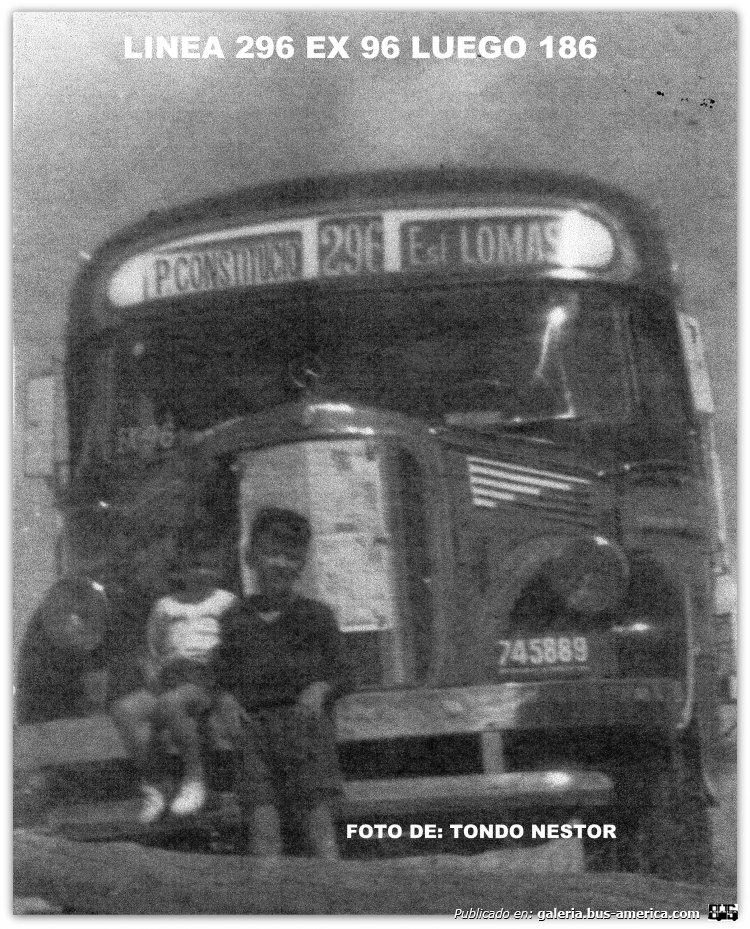 Mercedes-Benz L 312 - Línea 96
745889
[url=https://bus-america.com/galeria/displayimage.php?pid=52022]https://bus-america.com/galeria/displayimage.php?pid=52022[/url]

Línea 296 (Buenos Aires), interno 54

LINEA 186 CON EL NUMERO 296 EN SU CARTELERA, FUE EL DE MENOR DURACION EN LA HISTORIA DE LA LINEA, SE LE ASIGNO EN ENERO DE 1969 PERO DURO 14 O 15 MESES MAS O MENOS YA QUE SE DECIDIO NACIONALIZARLA POR ENTRAR EN LA CIUDAD DE BUENOS AIRES Y LE OTORGARON EL NUMERO DE LINEA 186, EN EL PARABRISAS DE LA UNIDAD SE OBSERVA EX 96 O SEA QUE AL TOMAR ESTA FOTO HACIA MUY POCO QUE LE PUSIERAN 296....
