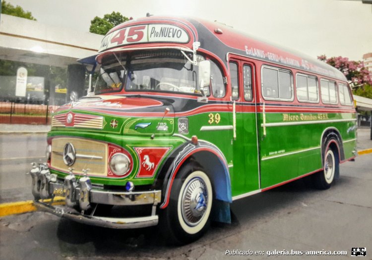 Mercedes-Benz LO 1112 - La Favorita - M.O.45
[url=https://bus-america.com/galeria/displayimage.php?pid=52101]https://bus-america.com/galeria/displayimage.php?pid=52101[/url]

Línea 45 (Buenos Aires), interno 39 [vehículo de exposición]

OTRO DEL MUSEO, UN 1112 DE 1970 CARR: LA FAVORITA..
