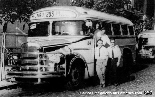 Mercedes-Benz L 312 - El Expreso  - Expreso 203
Ésta foto fue obsequiada por el hijo de uno de los dueños que aparece en el estribo, un tal Carambria, José Luis, y su padre Victor, que aparece agarrado del pasamano, era uno de los dueños, junto con Chicho.
Palabras clave: guiyote 65