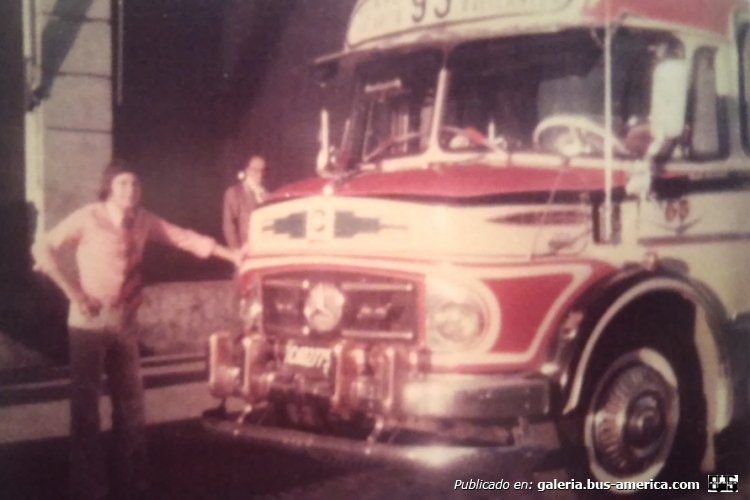 Mercedes-Benz LO 1114 - El Indio - La Nueva Era
C 602775
Línea 93 - Interno 65
Foto obsequiada por Horacio Donadío, que fue tomada enfrente del antiguo y desaparecido bar "el Campeón de Avellaneda" (el mejor café que eh tomado en mi vida).
La persona que se ve en la foto, era uno de sus choferes, Tato López y esa unidad pertenecía al Gordo Lema, que a parte de éste tenía el 84, también carrocería El Indio que sin lugar a dudas, fue el mejor coche de la ciudad de Buenos Aires. Me acuerdo que mi viejo me decía, que con lo que le había puesto de accesorios al coche, podía comprar  tranquilamente un Fiat 600 0km. Una LOCURA.... Lástima que no tengo fotos. 
Y lo que son las vueltas de la vida, me tocó curiosamente empezar a trabajar en ese coche, en el año 83.

http://galeria.bus-america.com/displayimage.php?pid=34520
http://galeria.bus-america.com/displayimage.php?pid=34521
Palabras clave: guiyote 65