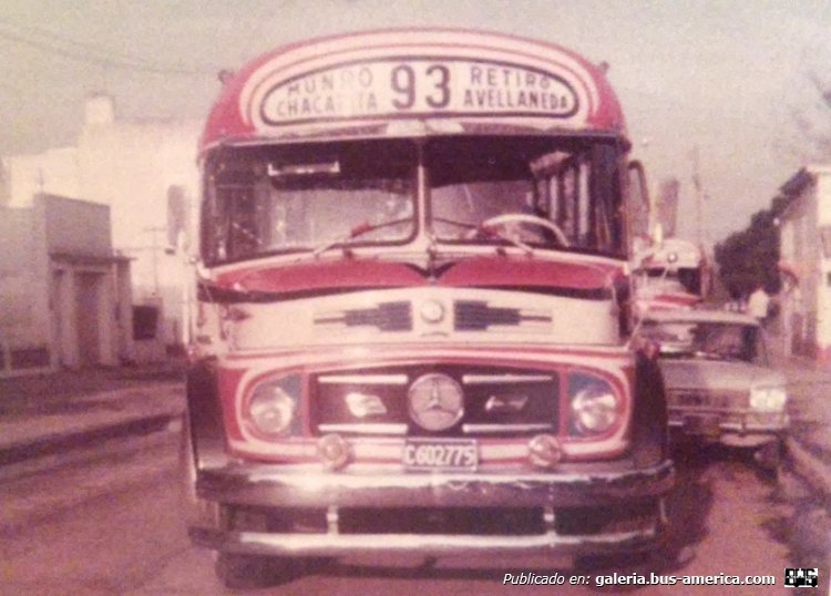 Mercedes-Benz LO 1114 - El Indio - La Nueva Era
C 602775
Línea 93 - Interno 65
La trompa del 65 tomada por Horacio Donadío en la estación Avellaneda.

http://galeria.bus-america.com/displayimage.php?pid=34519
http://galeria.bus-america.com/displayimage.php?pid=34521
Palabras clave: guiyote 65
