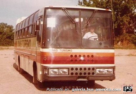 Mercedes-Benz LO 1114 frontalizado - Vangieri RV200F - Onas Turismo
Foto obtenida de Facebook, que Mario Avila compartiera en el grupo: Bondis de ayer y hoy

Fotografía de: José Arturo Rivas
Extraido de: [url=http://www.busarg.com.ar/may08_vangieririvas.htm]Taller futura S.R.L. - Carrocerías Futura - Omnibus Vangieri: tres carroceras, una historia, en BusArg[/url]
donde se puede conocer la historia de esta carrocera
Palabras clave: TURISMO ONAS