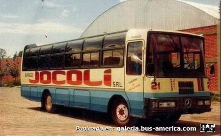 Mercedes-Benz LO 1114 frontalizado - Vangieri RV200F - JOCOLI
Foto obtenida de Facebook, que Mario Avila compartiera en el grupo: Bondis de ayer y hoy

Fotografía de carrocería: Omnibus Vangieri
Colección: José Arturo Rivas
Extraido de: [url=http://www.busarg.com.ar/may08_vangieririvas.htm]Taller futura S.R.L. - Carrocerías Futura - Omnibus Vangieri: tres carroceras, una historia, en BusArg[/url]
donde se puede conocer la historia de esta carrocera
