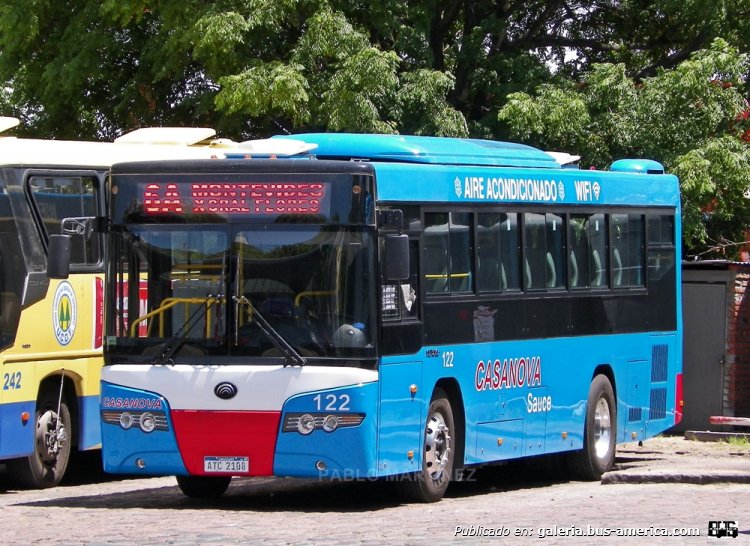 YUTONG ZK6108HG (en Uruguay) - CASANOVA
ATC-2108

Uno de los nuevos 18 coches de la empresa de Don Ecolástico Casanova (que se adquirieron junto con otros 10 de modelo híbrido) estacionado dentro de la terminal Río Branco. Se eligió un diseño totalmente azul, salvo por el frente, que tiene detalles en blanco y rojo. Las unidades tienen 39 asientos, cuentan con aire acondicionado y wi-fi libre para los pasajeros. Interno 122 patente ATC-2108.

Foto: Pablo Martínez
Palabras clave: YUTONG CUMMINS CASANOVA MONTEVIDEO URUGUAY