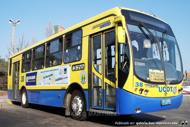 Volvo B7R - BUSSCAR URBANUSS PLUSS (en Uruguay) - UCOT
STC-1438

Una de las carrocerías más bonitas que llegaron a Montevideo (en mi modesta opinión) fueron éstas, para la cooperativa UCOT. En la foto, el interno 38 en la terminal de Portones, cubriendo la línea 370 (una de las más largas de Montevideo). Patente STC-1438

Foto: Pablo Martínez
Palabras clave: BUSSCAR URBANUSS PLUSS VOLVO UCOT MONTEVIDEO URUGUAY