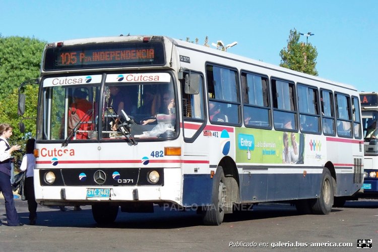 MERCEDES BENZ O-371 U (en Uruguay) - CUTCSA
STC-2482

En 1994 la compañía CUTCSA recibe un lote de 31 unidades Mercedes Benz O-371U para continuar con el proceso de renovación de flotas iniciado en 1992. En la foto, el interno 482 cargando pasajeros en la terminal del shopping center de Portones, para seguir rumbo a la Plaza Independencia. Patente STC-2482.

Uno de los coches más lindos de las renovaciónes de los 90´s, los Mercedes 0-371, parecían mucho más modernos a los coches contemporáneos, sobre todo Caio Vitoria. En la imagen vemos al coche 482 tomando pasaje en la terminal de Portones. Patente STC-2482

Foto: Pablo Martínez
Palabras clave: MERCEDES BENZ O-371U CUTCSA MONTEVIDEO URUGUAY MONOBLOCK