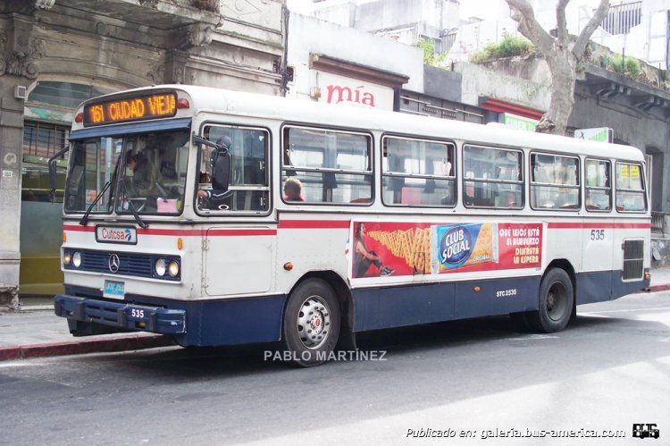 LEYLAND RANGER B 82 - CUTCSA "CHARRÚA" - CUTCSA
STC-2535

Los últimos Leyland en ser armados en Uruguay, la producción de éstos vehículos se repartió entre 3 carroceras: CUTCSA, CLASA y FACANSA. Si bien al principio todos tenían motor Leyland, con los años de servicio fueron cambiando hacia Mercedes Benz, quedando sólo 3  coches con su mecánica original. En la foto el coche 535 (EX 672) circulando por la calle Soriano por la línea 161. Patente STC-2535

Foto: Pablo Martínez
Palabras clave: LEYLAND B82 RANGER CUTCSA MONTEVIDEO URUGUAY