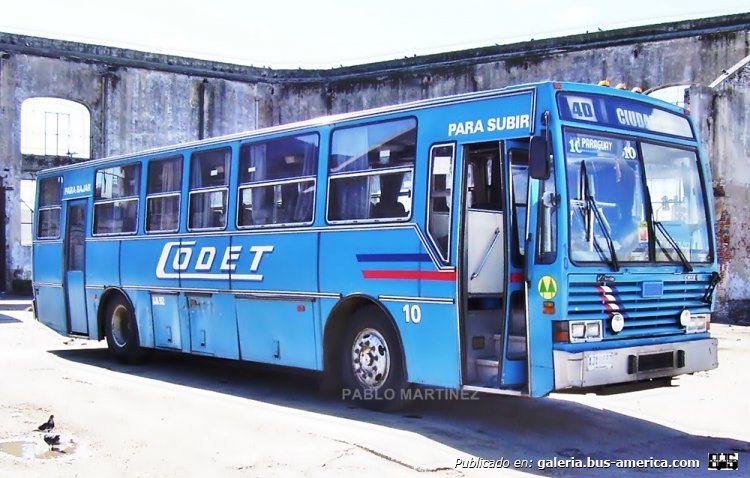 Volvo B 58 - CAIO VITORIA (en Uruguay) - CODET
AJA-552

Uno de "los azules" de la extinta cooperativa de transporte suburbano de Montevideo, estacionado en el predio "TACOMA" en frente a la terminal de Río Branco. Para simplificar la pintura y no ser confundidos con los colores de Cutcsa por parte de los pasajeros, se decidió adoptar éste diseño especial para algunos de los coches (no se llego a concretar a toda la flota antes de la fusión con Coetc). Patente AJA-552, interno 10. Una de mis primeras fotos con cámara digital.

Foto: Pablo Martínez
Palabras clave: CAIO VITORIA VOLVO CODET MONTEVIDEO URUGUAY