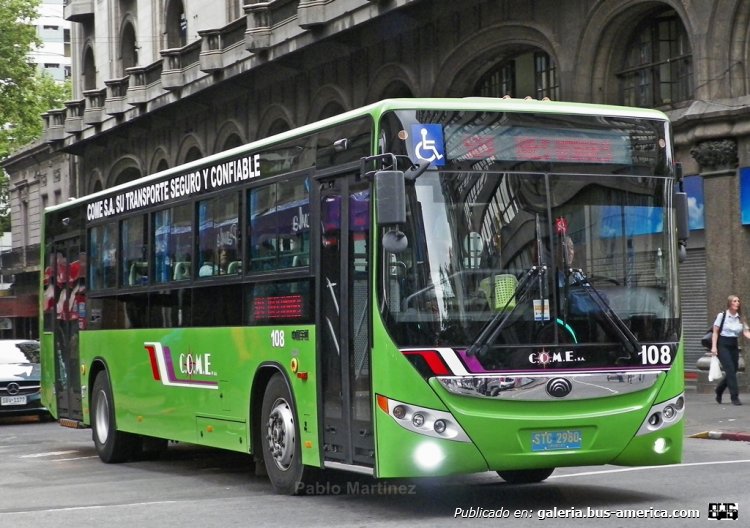 YUTONG ZK6118HGA (en Uruguay) - COMEsa
STC-2980

Circulando por la calle Andes, cruzando 18 de Juliopor la línea 524 hacia Tres Ombúes, vemos al interno 108 de la empresa COMEsa, que fue el prototipo de los modelos adquiridos por ésta, llegando por último a nuestro país (luego de realizarle algunas correcciones que los coches de producción habían adoptado). Patente STC-2980

Foto: Pablo Martínez
Palabras clave: YUTONG CUMMINS URUGUAY COMESA