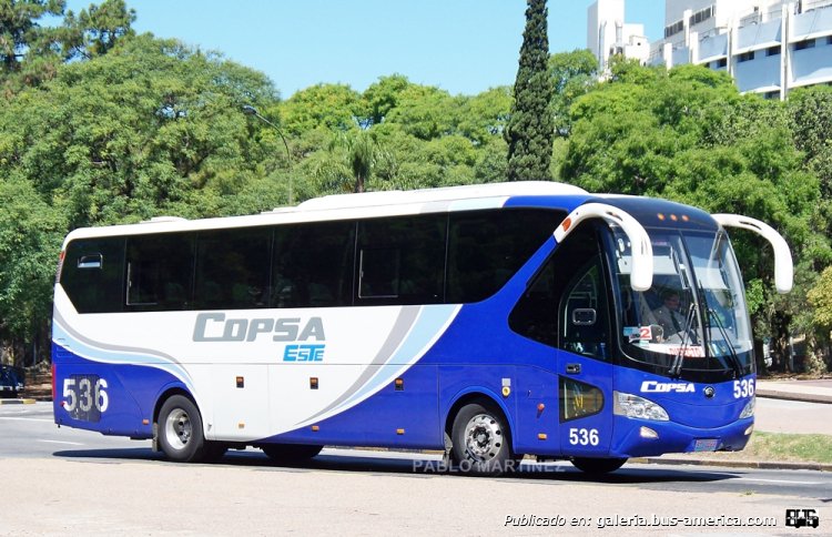 YUTONG ZK6129H (en Uruguay) - COPSA ESTE
STI-0063

Para sus líneas hacia el Este del país, la empresa Copsa creo un diseño especial para separarla y evitar confusiones con los coches de las líneas suburbanas. Se seleccionó el azul y blanco, cómo antes lucieron los Mercedes Benz 0371. Cuentan con baño, wi-fi y aire acondicionado. En la imagen, el interno 536 circunvalando el "Obelisco a los Constituyentes de 1830", por el Parque Batlle de Montevideo. Patente STI-0063

Foto: Pablo Martínez
Palabras clave: YUTONG ZK6129H CUMMINS COPSA MONTEVIDEO URUGUAY