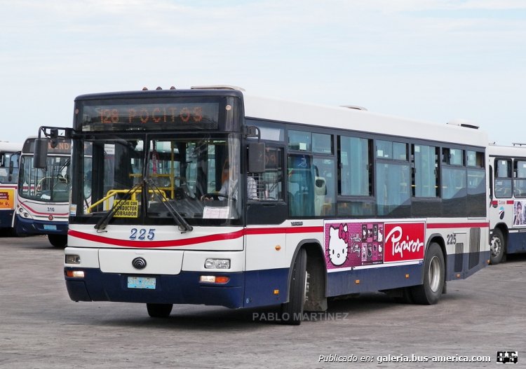 YUTONG ZK6118HGC (en Uruguay) - CUTCSA
STC-2225

éste fue otro de los modelos Yutong con que contó la empresa Cutcsa en su flota. De una mucho mejor calidad que los coches 299, 477 y 550, un andar cómodo y ágil, eso si, un tamaño que no ayudaba para "cargar" en horas pico. Fueron vendidos a COPSA, que les colocó butacas reclinables y los utiliza hasta hoy en día en las rutas suburbanas de la compañía. Interno 225, patente STC-2225.

Foto: Pablo Martínez
Palabras clave: YUTONG ZK6118HGC CUMMINS CUTCSA MONTEVIDEO URUGUAY