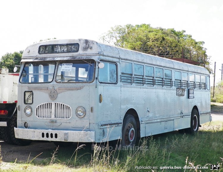 MCW/Leyland "Olympic" EL 44.3 -1963- (en Uruguay)
Ex interno 448 de la empresa Cutcsa, en las cercanías de Paso de los Toros, Tacuarembó. Actualmente éste coche se encuentra de vuelta en Montevideo, circulando a manos de un particular. 

Foto: Pablo Martínez
Palabras clave: LEYLAND MCW OLYMPIC EL44.3 CUTCSA URUGUAY