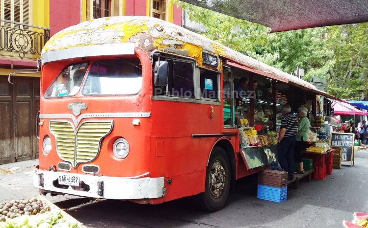 LEYLAND ROYAL TIGER - Pablo Simoni
Éste Leyland de los 60s sigue trabajando duro luego de su retiro con la empresa CUTCSA. Ahora cómo puesto de venta de alimentos itinerante en las ferias vecinales de la ciudad. 
Foto: Pablo Martíniez
Palabras clave: LEYLAND ROYAL TIGER