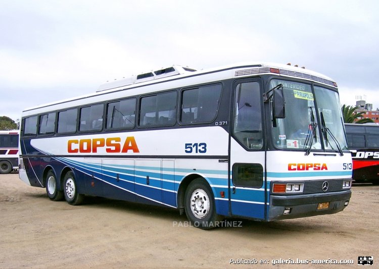 MERCEDES BENZ O-371 RSD (en Uruguay) - COPSA
Originalmente, las líneas hacia Jauregiberry, Piriápolis y Punta del Este eran operadas por la ONDA. Luego de 1991 paso a tomar cargo de ellas la empresa Copsa. Para eso adquirió varias unidades de los modernos Mercedes Benz O-371 (se dice que en realidad ya estaban construídos para ONDA y eso sería el motivo del porque tiene los colores blanco y azul que nunca fueron de la compañía de Pando, más si de la empresa del galgo). Vemos al interno 513 en el terreno de la empresa en la calle Coraceros, en el barrio Capurro de Montevideo. Patente B 16-114 de Maldonado.

Foto: Pablo Martínez
Palabras clave: O371 MERCEDES BENZ COPSA MONTEVIDEO URUGUAY
