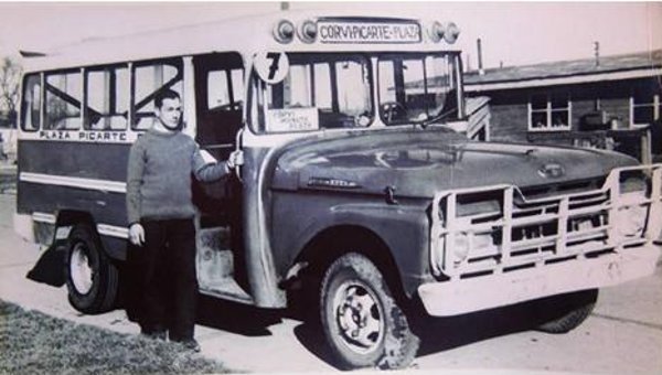 Ford F 350 - Franklin IBF - Plaza Picarte Corvi
Línea 7

Fotógrafo desconocido del cual buscamos datos


Puede conocer la historia de esta carrocera en: [url=https://www.bus-america.com/CHcarrocerias/Franklin/Franklin-histo.php]Historia de carrocerías Franklin[/url]


