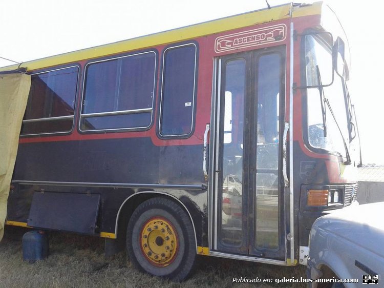Transportes Necochea Ex interno 5
Bus OH1316 con pasado en la empresa 25 de mayo MDP como interno 122 y la 12 de octubre MDP como el 36 actualmente particular (RWK014). Este bus tiene una gran particularidad ya que fue conducido por mi abuelo al cual extraño mucho literal un bus que tenia puerta al medio y roncaba hermoso por tener escape libre. Si alguien llega a tener fotos de este coche me escribe a mi instagram kevin_mendieta_? se los agradecería un montón ya que es un coche con grandes recuerdos familiares y que actualmente no conseguimos practicamente ni una foto del mismo ya sea en su vieja empresa, en la de Necochea o como particular al menos.... un saludo y espero les guste!!!
